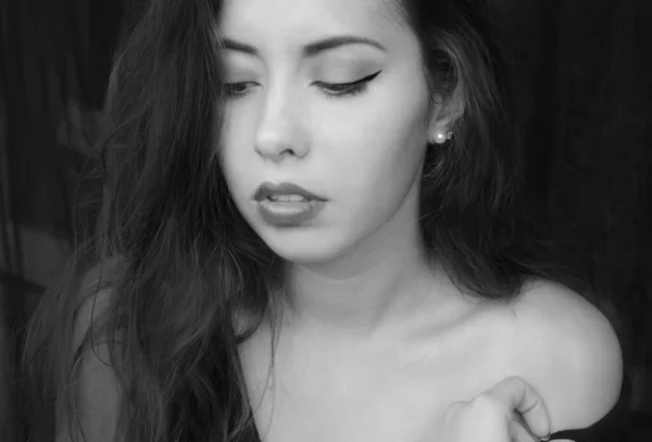 Fekete Fehér Portré Fotó Egy Szexi Gyönyörű Lány Hosszú Haj — Stock Fotó