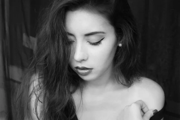Черно Белый Портрет Сексуальной Красивой Девушки Длинными Волосами Голыми Плечами — стоковое фото