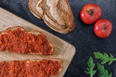 Sobrasada soslu ve domatesli Malloran ekmeği dilimleri. Tipik Mallorcu yemekleri.