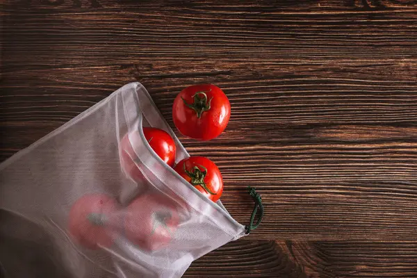 Conjunto Tomates Frescos Saco Malha Compras Reutilizável Fundo Madeira Escura — Fotografia de Stock