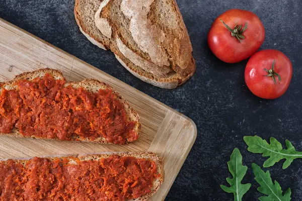 Sobrasada soslu ve domatesli Malloran ekmeği dilimleri. Tipik Mallorcu yemekleri.