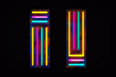 Siyah arka planda renkli parlak ünlem işareti. Yüksek çözünürlüklü 3B görüntüleme.