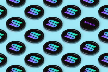 Solana kripto para birimi jetonları mavi bir yüzeye yerleştirildi ve yukarıdan bakıldığında bir sıra deseni oluşturdu. Haberler, reklamlar ve makaleler için uygun. Yüksek kalite 3B görüntüleme.
