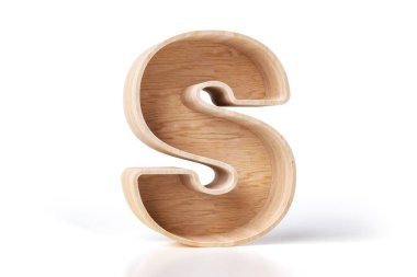 Çam ağacından yapılmış 3 boyutlu tahta alfabe S harfi. Rafa kaldırmak dekoratif bir şablon olarak idealdir. Yüksek detaylı 3B görüntüleme.