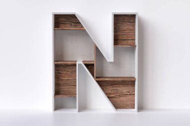 Dekoratif ürünleri göstermek için ahşap harfler ideal. N harfi yüksek kalite 3D görüntüleme.
