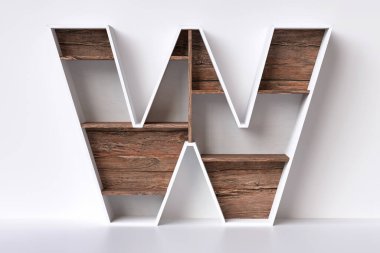 Saf ahşap boş kitaplıklar W harfi şeklinde, perakende ürünleri sergilemek ya da bir iç mekanı dekore etmek için ideal. Beyaz akçaağaç ve doğal koyu ağaç kombinasyonu. 3B görüntüleme.