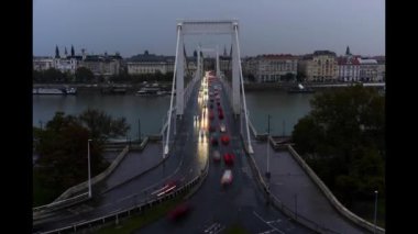 Budapeşte, Macaristan - 31 Ekim 2023: Elizabeth Köprüsü ve Tuna Nehri 'nin bulutlu gündoğumu manzarası.