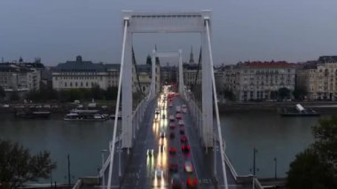 Budapeşte, Macaristan - 31 Ekim 2023: Elizabeth Köprüsü ve Tuna Nehri 'nin bulutlu gündoğumunda, animasyon sona erdi.