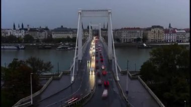 Budapeşte, Macaristan - 31 Ekim 2023: Elizabeth Köprüsü ve Tuna Nehri 'nin bulutlu gündoğumunda, animasyon.