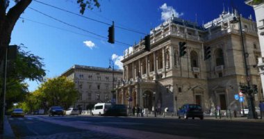 Budapeşte, Macaristan - 2 Kasım 2023: Andrassy Bulvarı ve Ulusal Opera Binası.