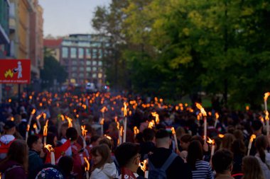 Budapeşte, Macaristan - 22 Ekim 2023: Budapeşte Teknoloji ve Ekonomi Üniversitesi 'nden 23 Ekim' de SSCB 'ye karşı Macar ayaklanması onuruna anıt parka yürüyüş.