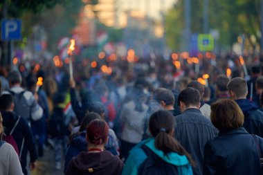 Budapeşte, Macaristan - 22 Ekim 2023: Budapeşte Teknoloji ve Ekonomi Üniversitesi 'nden 23 Ekim' de SSCB 'ye karşı Macar ayaklanması onuruna anıt parka yürüyüş.