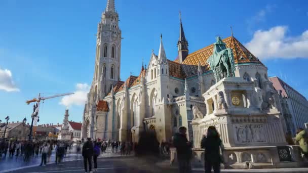 ブダペスト ハンガリー 2023年11月12日 フィッシャーマン盆地とセントスティーブン像の近くのクロウド ティメラプス — ストック動画