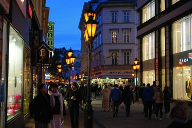 Budapeşte, Macaristan - 27 Kasım 2023: Vorosmarty Meydanı 'ndaki Noel pazar köşkleri.