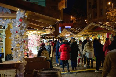 Budapeşte, Macaristan - 27 Kasım 2023: St. Stephen Bazilikası yakınlarındaki Noel pazar köşkleri.