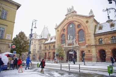 Budapeşte, Macaristan - 30 Kasım 2023: Merkezi Pazar Salonu. Ön planda yaya geçidi, arka planda karlı eski bina.