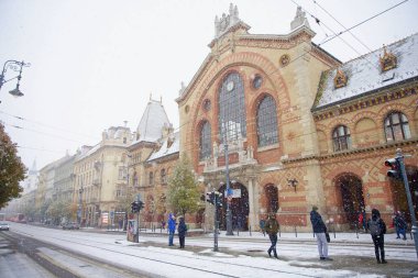 Budapeşte, Macaristan - 30 Kasım 2023: Merkezi Pazar Salonu. Ön planda yaya geçidi, arka planda karlı eski bina.