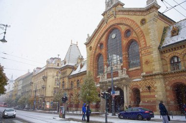 Budapeşte, Macaristan - 30 Kasım 2023: Merkezi Pazar Salonu. Ön planda yaya geçidi, arka planda karlı eski bina.