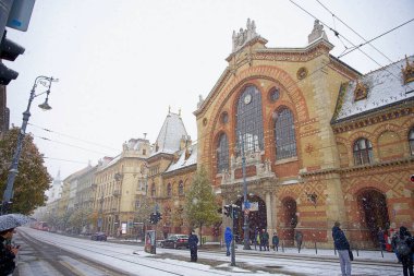 Budapeşte, Macaristan - 30 Kasım 2023: Merkezi Pazar Salonu. Ön planda yaya geçidi, arka planda karlı eski bina.