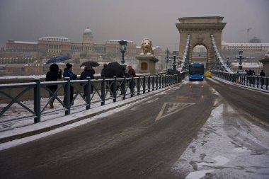 Budapeşte, Macaristan - 30 Kasım 2023: Karlı Zincir Köprüsü.