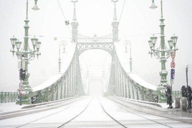 Budapeşte, Macaristan - 30 Kasım 2023: Karlı kış gününde ünlü Özgürlük Köprüsü.