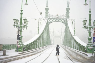 Budapeşte, Macaristan - 30 Kasım 2023: Karlı kış gününde ünlü Özgürlük Köprüsü.