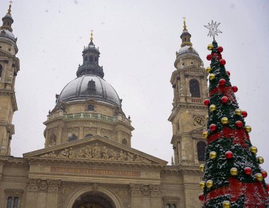 Budapeşte, Macaristan - 30 Kasım 2023: Aziz Stephen Bazilikası ve Noel ağacı.