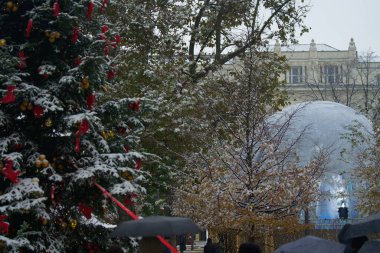 Budapeşte, Macaristan - 30 Kasım 2023: Vorosmarty Meydanı 'nda Karlı Noel ağacı.