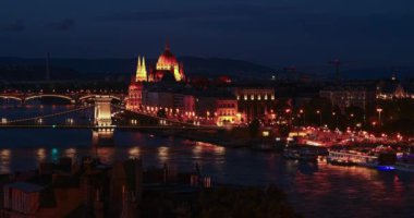 Budapeşte, Macaristan - 15 Kasım 2023: Budapeşte parlamento binası Kale gözlem güvertesinden zaman aşımına uğradı. 
