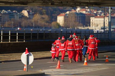 Budapeşte, Macaristan - 3 Aralık 2023: Elizabeth köprüsü altında Noel Baba yarışı.