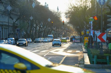 Budapeşte, Macaristan, Oktogon - 3 Aralık 2023: Andrassy Caddesi altın gün batımı ışığında.
