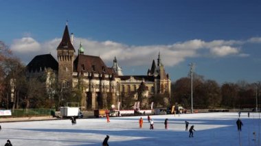 Budapeşte, Macaristan - 3 Aralık 2023: Şehir Parkı Buz Pisti 'nde insanlar kayıyor.