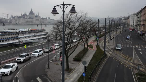ブダペスト ハンガリー 2023年12月9日 アンジェラ ロッタと曇りの日のハイウェイビュー 背景にある議会の建物 — ストック動画