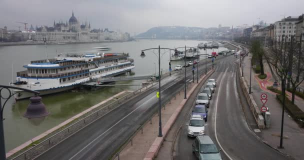 匈牙利布达佩斯 2023年12月9日 乌云密布的安吉拉 Angela Rotta 与贝姆高速公路 Bem Highway 以背景为基础的议会 — 图库视频影像