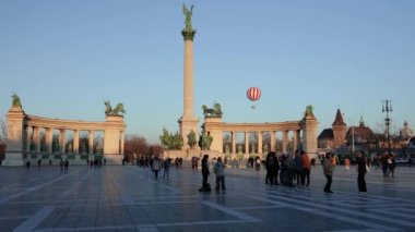Budapeşte, Macaristan - 16 Aralık 2023: Turistlerle Kahraman Meydanı manzarası. Arka planda balon.