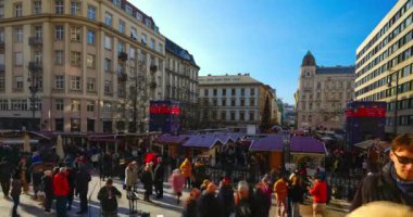 Budapeşte, Macaristan - 17 Aralık 2023: Bazilika yakınlarında kalabalık bir Macar Noel pazarı. Bazilika 'dan görüntü. Zaman aşımı videosu.