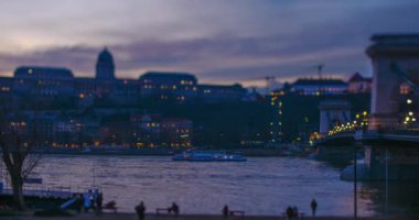 Macaristan, Budapeşte - 14 Aralık 2023: Buda kalesi ve zincir köprü manzaralı. Araba trafiğine odaklan. Zaman aşımı videosu.