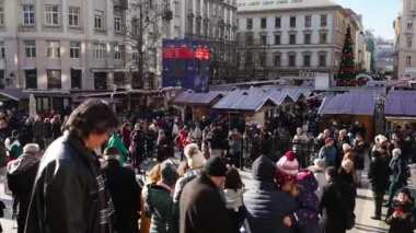 Budapeşte, Macaristan - 17 Aralık 2023: Bazilika yakınlarında kalabalık bir Macar Noel pazarı. Bazilikadan Görünüm.