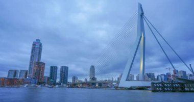 Rotterdam, Hollanda - 26 Aralık 2023: Nieuwe nehri üzerinde Erasmus-Köprüsü ile Rotterdam gece panoraması. Zaman aşımı videosu.