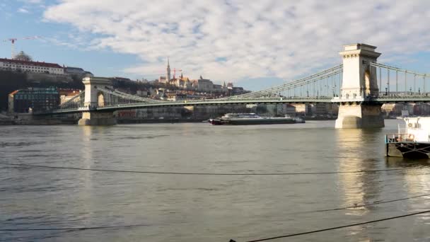 Budapeşte Macaristan Aralık 2023 Zincirli Köprü Balıkçı Kalesi Manzarası Bulutlu — Stok video