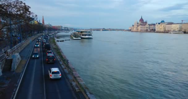 匈牙利布达佩斯 2023年12月15日 匈牙利议会从链桥上的观点 — 图库视频影像