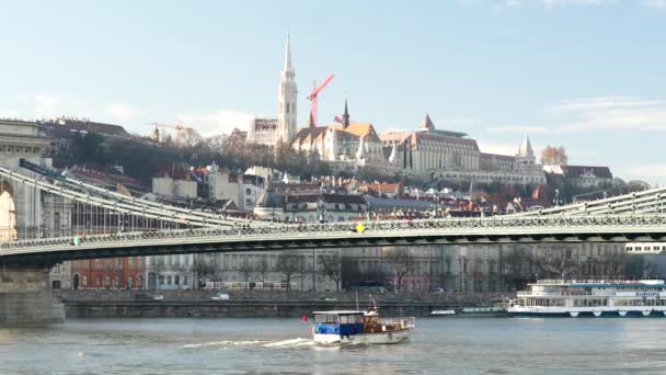 匈牙利布达佩斯 2023年12月13日 多云天气下的链桥和渔民堡垒景观 — 图库视频影像