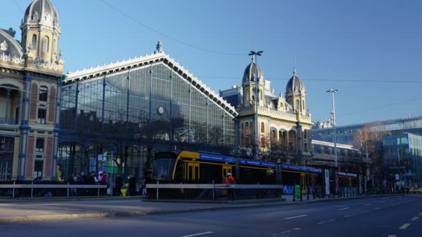 Будапешт Венгрия Декабря 2023 Года Восстановленный Железнодорожный Вокзал Нюгати — стоковое видео