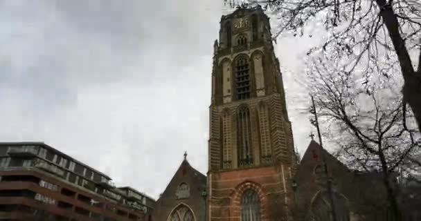 聖ローレンスケーク グレートまたはサンローレンス教会 の著書はゴシック様式の教会の建物です 中世のロッテルダム市中心部 オランダの残りの建物だけ ハイパーラプス — ストック動画