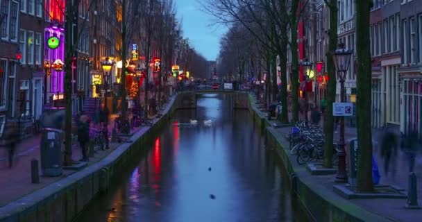アムステルダム オランダ 2023年12月25日 夕暮れの間 赤灯の地区 タイムラプス動画 ズームインアニメーション — ストック動画