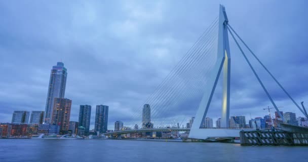荷兰鹿特丹 2023年12月26日 鹿特丹夜间全景与伊拉斯谟桥在纽韦河上 时间差视频 — 图库视频影像