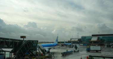 Schiphol, Amsterdam, Hollanda - 29 Aralık 2023: Schiphol havaalanı pisti. Uçak arka planda irtifa kazanıyor. Zaman aşımı.