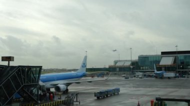 Schiphol, Amsterdam, Hollanda - 29 Aralık 2023: Schiphol havaalanı pisti. Arka planda uçak irtifa kazanıyor.