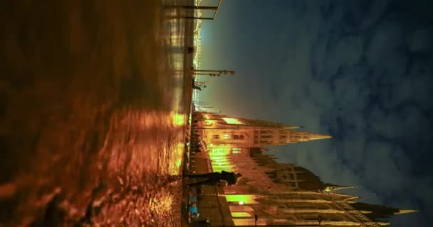 匈牙利布达佩斯 2023年12月29日 国会大楼附近的多瑙河泛滥 垂直时差视频 — 图库视频影像