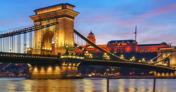 匈牙利布达佩斯 2023年12月29日 美丽的日落 洪水淹没了多瑙河的前景 中间的链桥 后面是布达城堡时光流逝 放大动画 — 图库视频影像